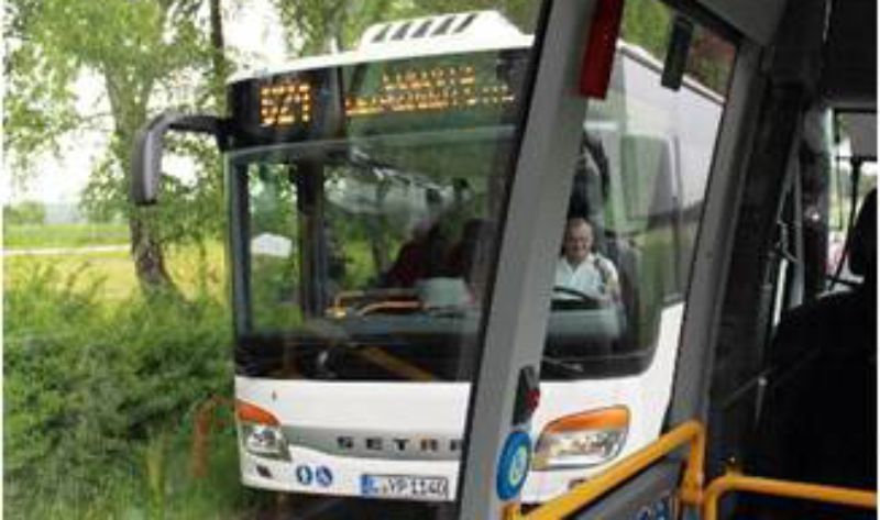 Zwei Busse überhollen sich