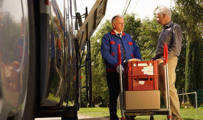 Zwei Männer an der Bushaltestelle